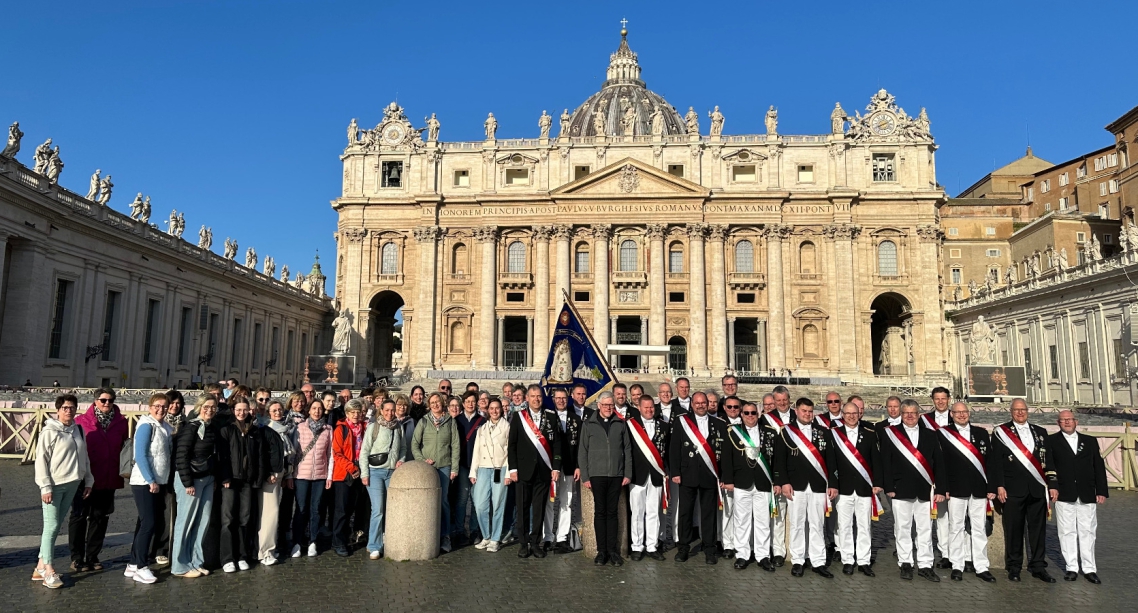 Gruppenbild der Verner Schützen vor dem Petersdom